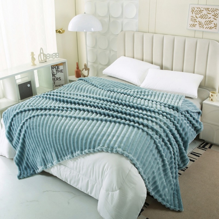 91家纺网 家纺一手货源 找家纺 缦纱 2025新款跨境电商仿兔毛4cm抽条毛毯牛奶绒毛毯加厚午睡毯 宾利蓝