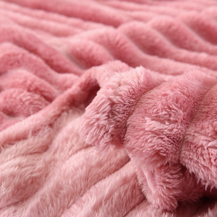 91家纺网 家纺一手货源 找家纺 缦纱 2025新款跨境电商仿兔毛4cm抽条毛毯牛奶绒毛毯加厚午睡毯 豆沙粉