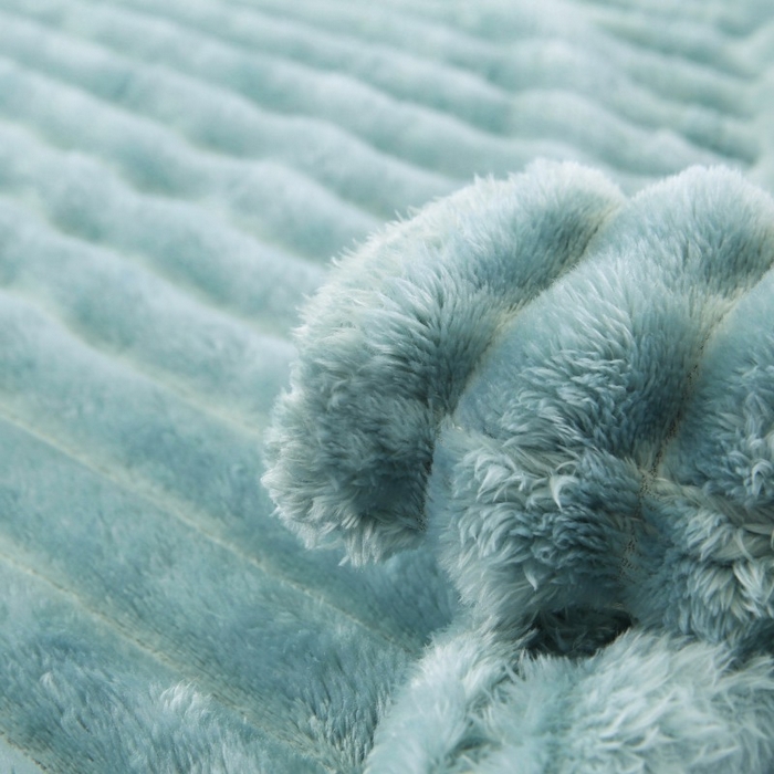 91家纺网 家纺一手货源 找家纺 缦纱 2025新款跨境电商仿兔毛4cm抽条毛毯牛奶绒毛毯加厚午睡毯 宾利蓝