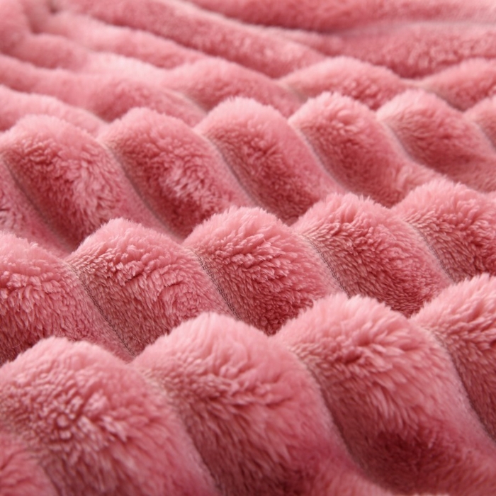 91家纺网 家纺一手货源 找家纺 缦纱 2025新款跨境电商仿兔毛4cm抽条毛毯牛奶绒毛毯加厚午睡毯 豆沙粉