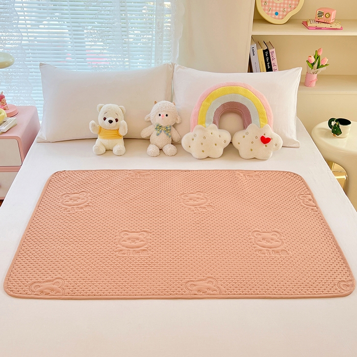 91家纺网 家纺一手货源 找家纺 缦纱 2025新款A防水隔尿垫-爱豆熊系列 爱豆熊隔尿垫-卡其