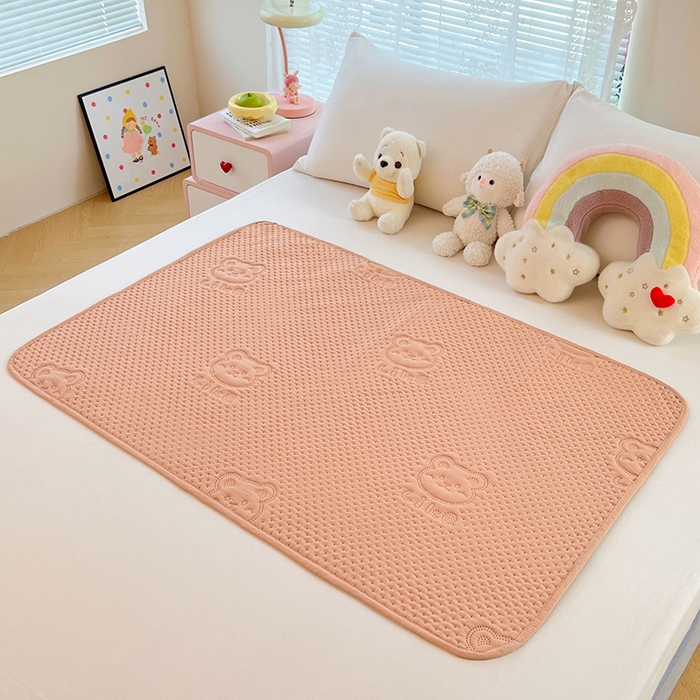 91家纺网 家纺一手货源 找家纺 缦纱 2025新款A防水隔尿垫-爱豆熊系列 爱豆熊隔尿垫-卡其