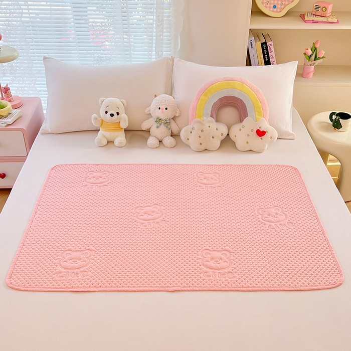 91家纺网 家纺一手货源 找家纺 缦纱 2025新款A防水隔尿垫-爱豆熊系列 爱豆熊隔尿垫-粉豆沙