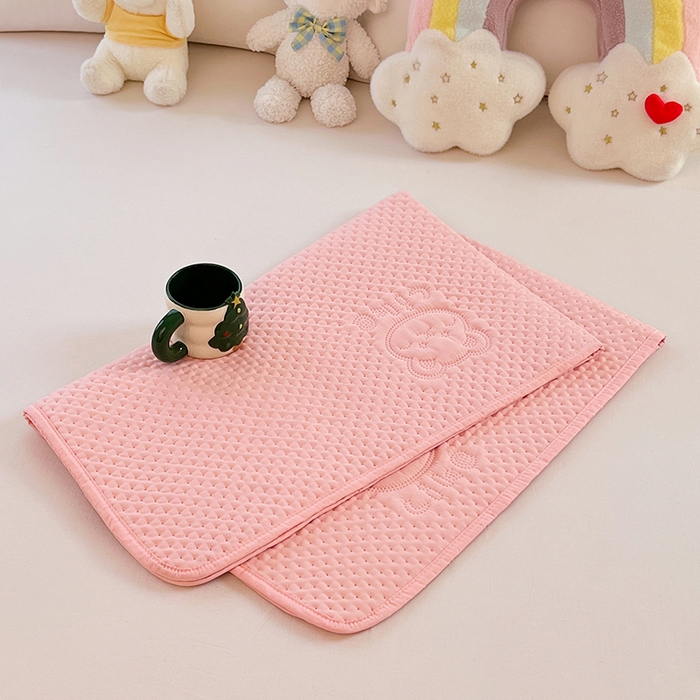 91家纺网 家纺一手货源 找家纺 （总）缦纱 2025新款A防水隔尿垫-爱豆熊系列