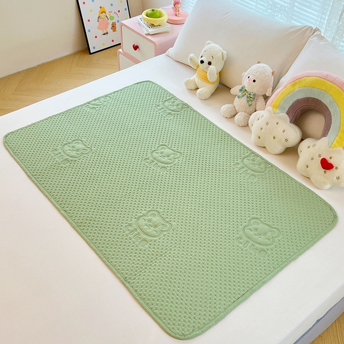 91家纺网 家纺一手货源 找家纺 缦纱 2025新款A防水隔尿垫-爱豆熊系列 爱豆熊隔尿垫-抹茶绿