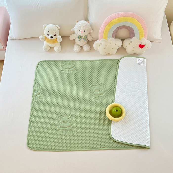 91家纺网 家纺一手货源 找家纺 缦纱 2025新款A防水隔尿垫-爱豆熊系列 爱豆熊隔尿垫-抹茶绿