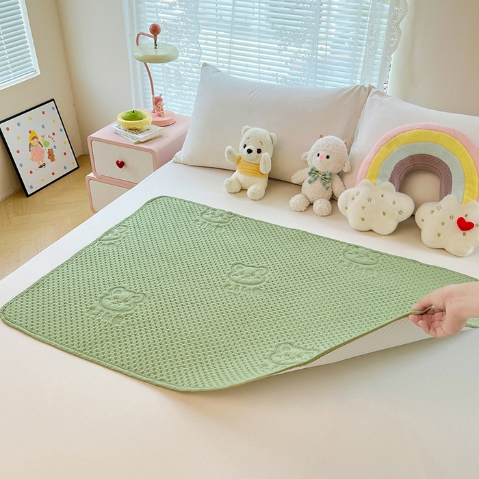 91家纺网 家纺一手货源 找家纺 缦纱 2025新款A防水隔尿垫-爱豆熊系列 爱豆熊隔尿垫-抹茶绿