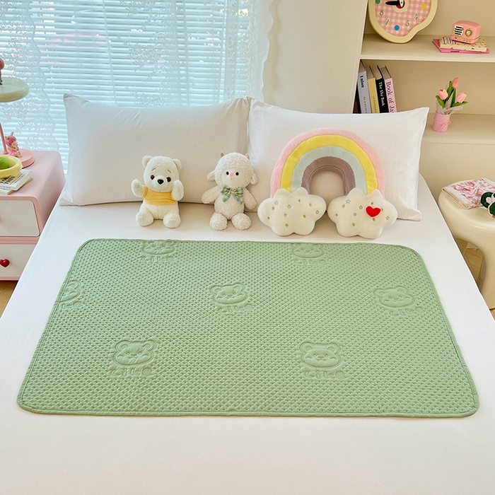 91家纺网 家纺一手货源 找家纺 缦纱 2025新款A防水隔尿垫-爱豆熊系列 爱豆熊隔尿垫-抹茶绿