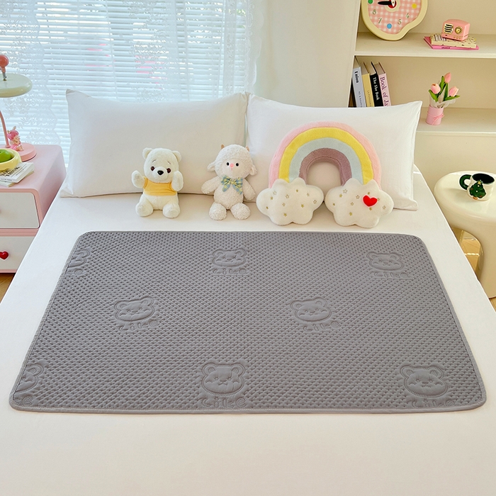 91家纺网 家纺一手货源 找家纺 缦纱 2025新款A防水隔尿垫-爱豆熊系列 爱豆熊隔尿垫-优雅灰