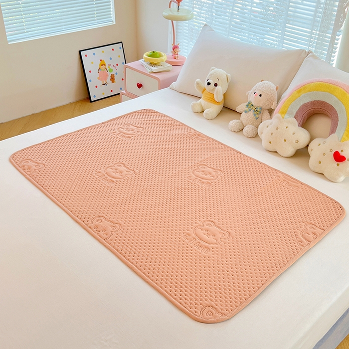 91家纺网 家纺一手货源 找家纺 缦纱 2025新款A防水隔尿垫-爱豆熊系列 爱豆熊隔尿垫-卡其