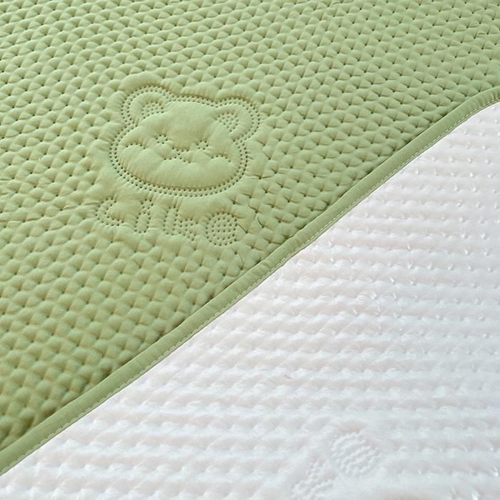 91家纺网 家纺一手货源 找家纺 缦纱 2025新款A防水隔尿垫-爱豆熊系列 爱豆熊隔尿垫-抹茶绿