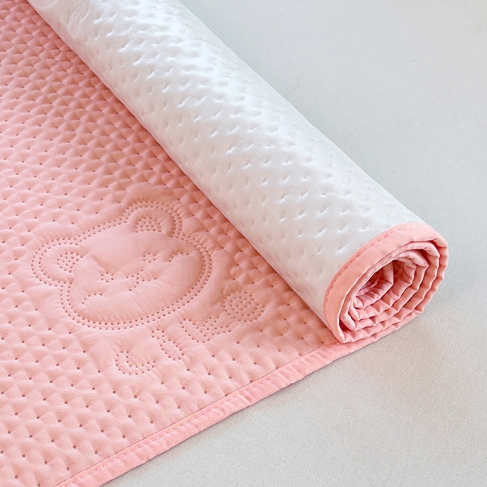 91家纺网 家纺一手货源 找家纺 缦纱 2025新款A防水隔尿垫-爱豆熊系列 爱豆熊隔尿垫-粉豆沙