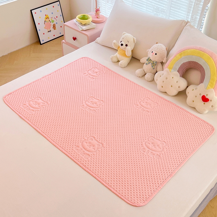 91家纺网 家纺一手货源 找家纺 缦纱 2025新款A防水隔尿垫-爱豆熊系列 爱豆熊隔尿垫-粉豆沙