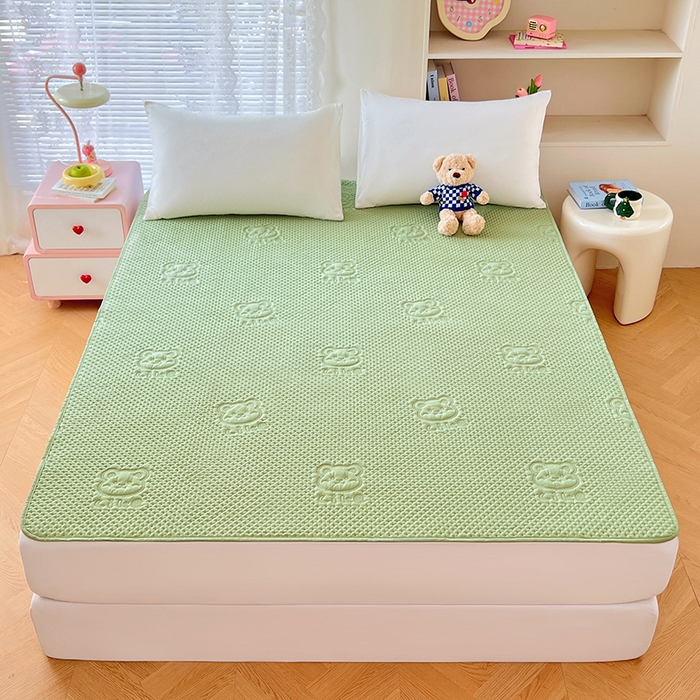 91家纺网 家纺一手货源 找家纺 缦纱 2025新款A防水隔尿垫-爱豆熊系列 爱豆熊隔尿垫-抹茶绿