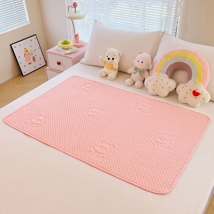 91家纺网 家纺一手货源 找家纺 缦纱 2025新款A防水隔尿垫-爱豆熊系列 爱豆熊隔尿垫-粉豆沙