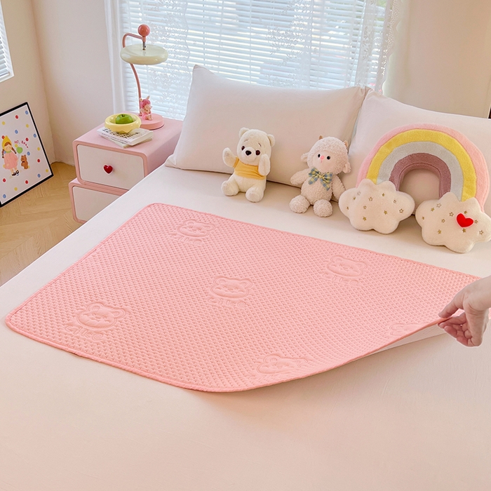 91家纺网 家纺一手货源 找家纺 缦纱 2025新款A防水隔尿垫-爱豆熊系列 爱豆熊隔尿垫-粉豆沙