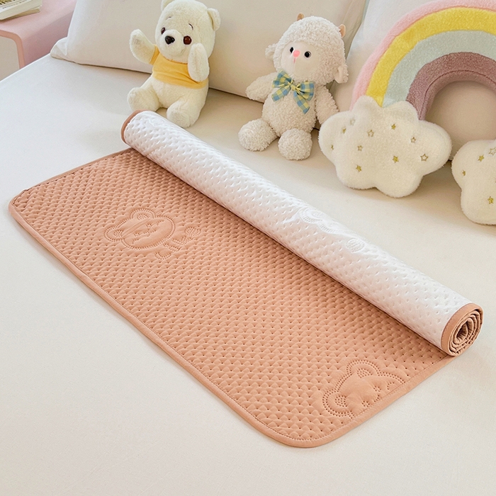 91家纺网 家纺一手货源 找家纺 缦纱 2025新款A防水隔尿垫-爱豆熊系列 爱豆熊隔尿垫-卡其