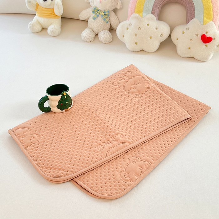 91家纺网 家纺一手货源 找家纺 缦纱 2025新款A防水隔尿垫-爱豆熊系列 爱豆熊隔尿垫-卡其