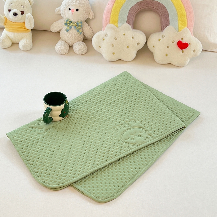 91家纺网 家纺一手货源 找家纺 缦纱 2025新款A防水隔尿垫-爱豆熊系列 爱豆熊隔尿垫-抹茶绿