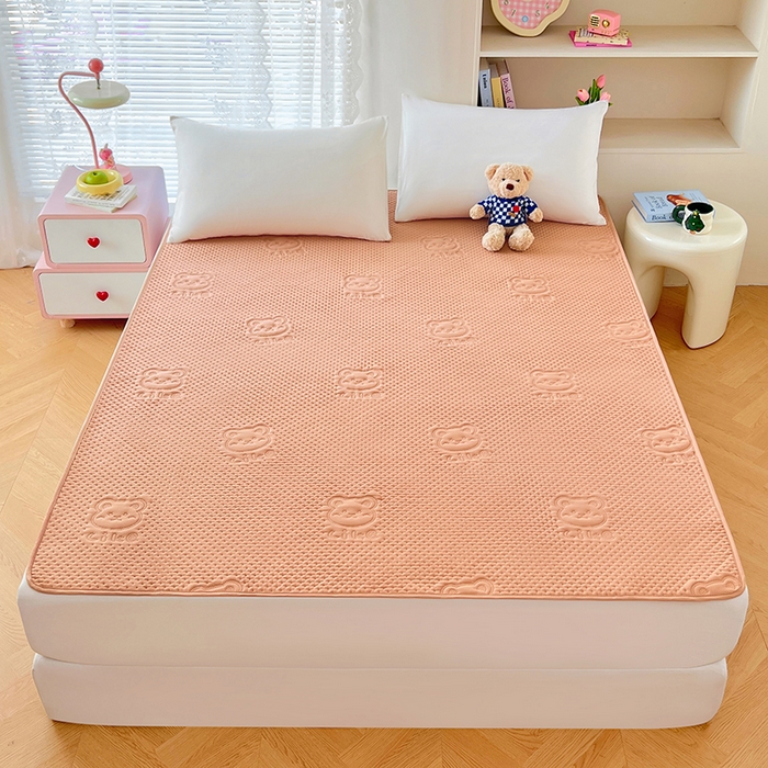 91家纺网 家纺一手货源 找家纺 缦纱 2025新款A防水隔尿垫-爱豆熊系列 爱豆熊隔尿垫-卡其