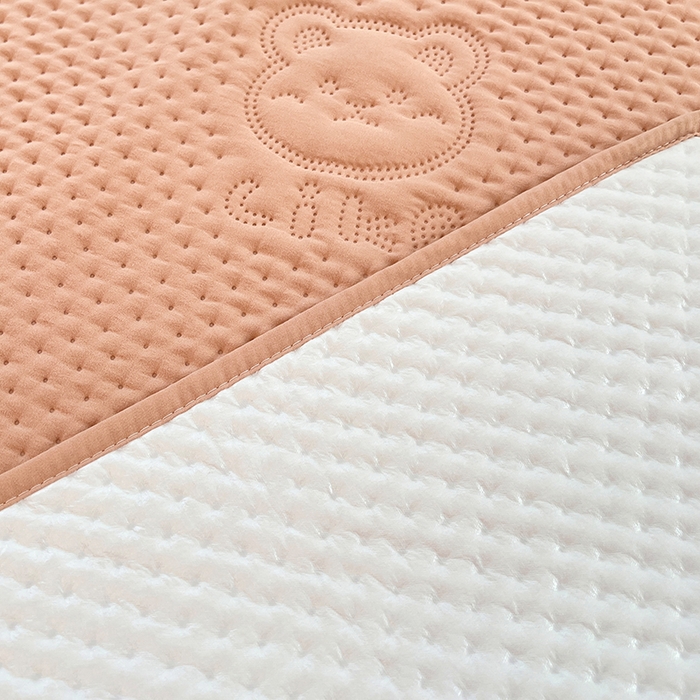 91家纺网 家纺一手货源 找家纺 缦纱 2025新款A防水隔尿垫-爱豆熊系列 爱豆熊隔尿垫-卡其