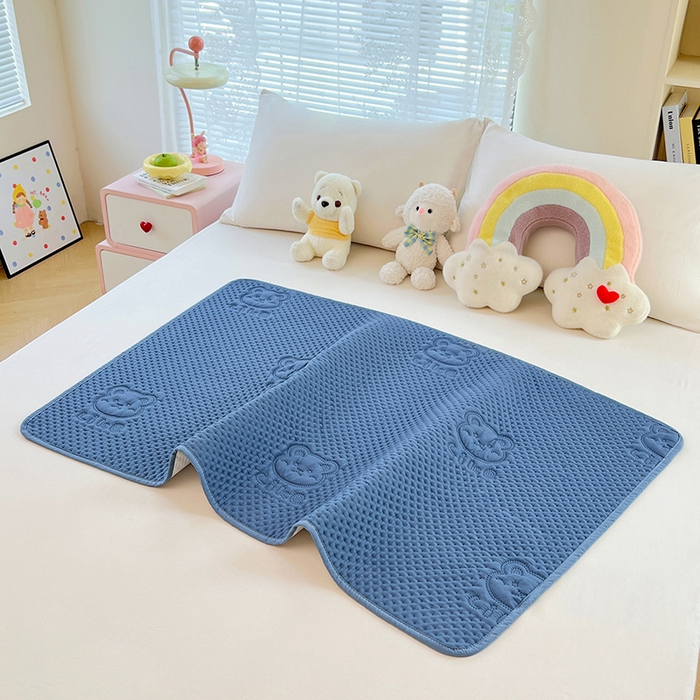 91家纺网 家纺一手货源 找家纺 缦纱 2025新款A防水隔尿垫-爱豆熊系列 爱豆熊隔尿垫-海洋蓝