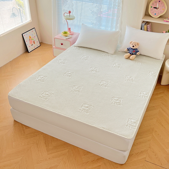 91家纺网 家纺一手货源 找家纺 缦纱 2025新款A防水隔尿垫-爱豆熊系列 爱豆熊隔尿垫-奶昔白