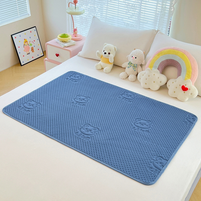 91家纺网 家纺一手货源 找家纺 缦纱 2025新款A防水隔尿垫-爱豆熊系列 爱豆熊隔尿垫-海洋蓝