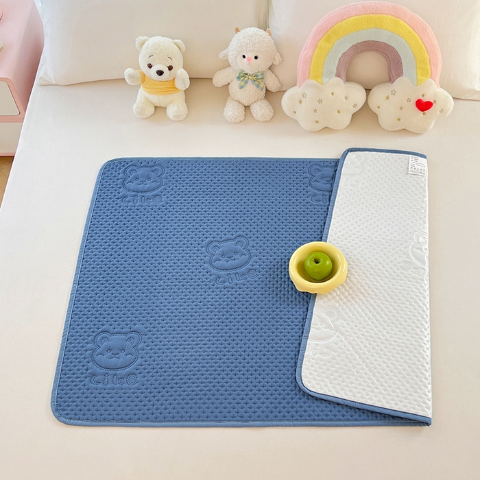 91家纺网 家纺一手货源 找家纺 缦纱 2025新款A防水隔尿垫-爱豆熊系列 爱豆熊隔尿垫-海洋蓝