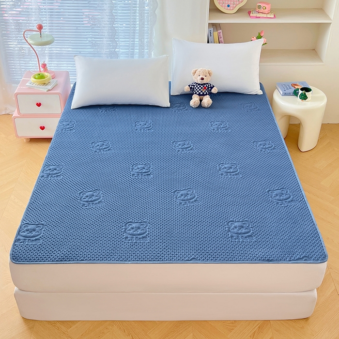 91家纺网 家纺一手货源 找家纺 缦纱 2025新款A防水隔尿垫-爱豆熊系列 爱豆熊隔尿垫-海洋蓝