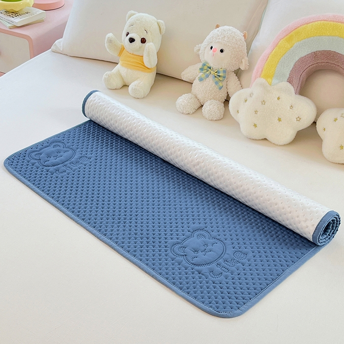 91家纺网 家纺一手货源 找家纺 缦纱 2025新款A防水隔尿垫-爱豆熊系列 爱豆熊隔尿垫-海洋蓝