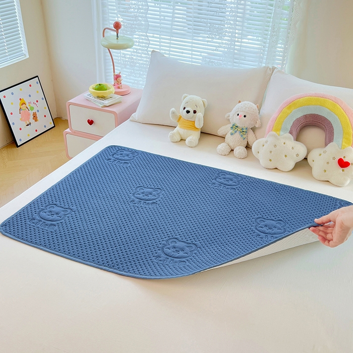 91家纺网 家纺一手货源 找家纺 缦纱 2025新款A防水隔尿垫-爱豆熊系列 爱豆熊隔尿垫-海洋蓝