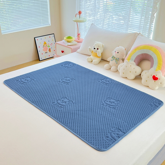 91家纺网 家纺一手货源 找家纺 缦纱 2025新款A防水隔尿垫-爱豆熊系列 爱豆熊隔尿垫-海洋蓝