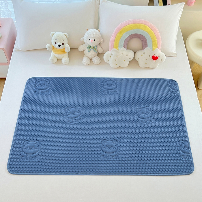 91家纺网 家纺一手货源 找家纺 缦纱 2025新款A防水隔尿垫-爱豆熊系列 爱豆熊隔尿垫-海洋蓝