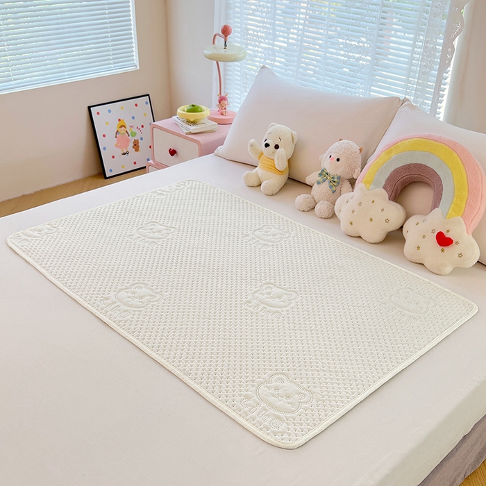 91家纺网 家纺一手货源 找家纺 缦纱 2025新款A防水隔尿垫-爱豆熊系列 爱豆熊隔尿垫-奶昔白