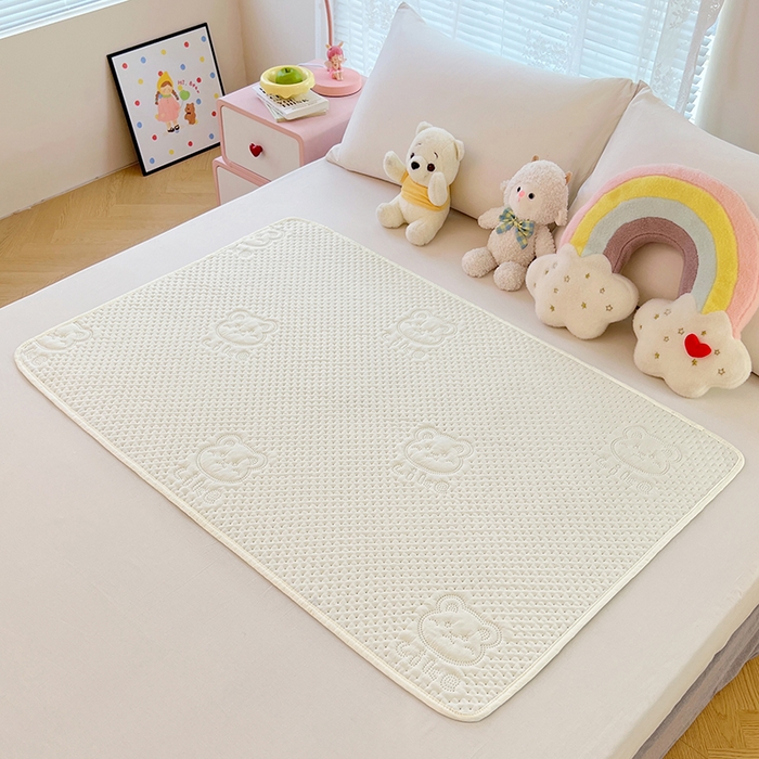 91家纺网 家纺一手货源 找家纺 缦纱 2025新款A防水隔尿垫-爱豆熊系列 爱豆熊隔尿垫-奶昔白