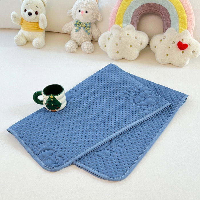 91家纺网 家纺一手货源 找家纺 缦纱 2025新款A防水隔尿垫-爱豆熊系列 爱豆熊隔尿垫-海洋蓝