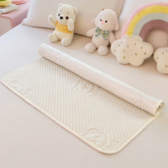 91家纺网 家纺一手货源 找家纺 缦纱 2025新款A防水隔尿垫-爱豆熊系列 爱豆熊隔尿垫-奶昔白