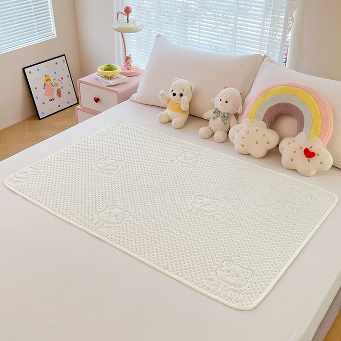 91家纺网 家纺一手货源 找家纺 缦纱 2025新款A防水隔尿垫-爱豆熊系列 爱豆熊隔尿垫-奶昔白