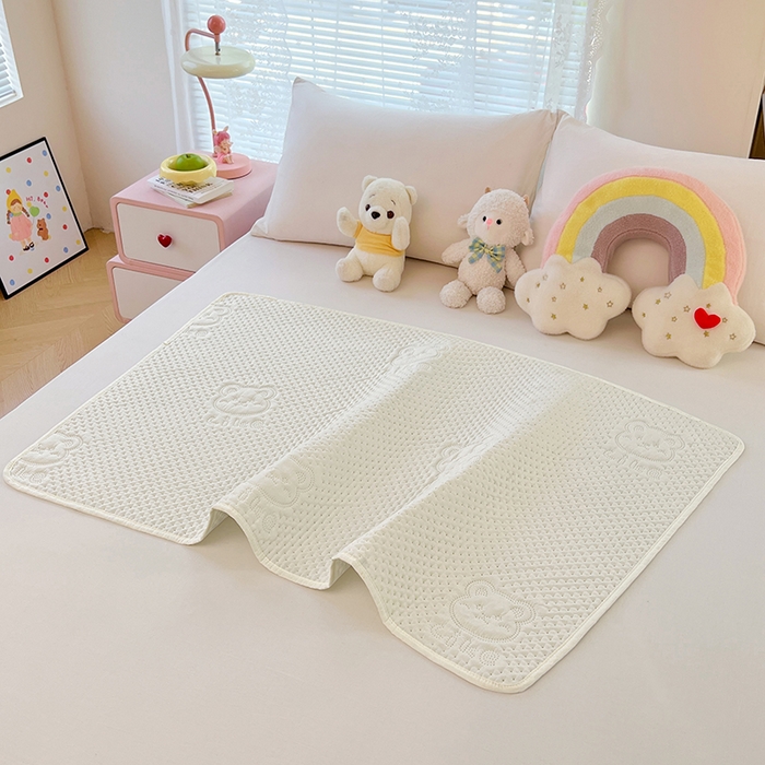 91家纺网 家纺一手货源 找家纺 缦纱 2025新款A防水隔尿垫-爱豆熊系列 爱豆熊隔尿垫-奶昔白