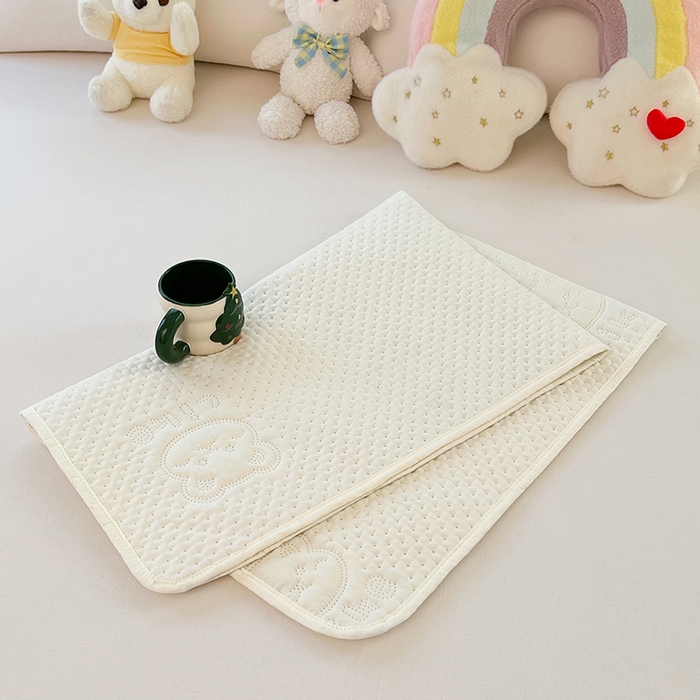 91家纺网 家纺一手货源 找家纺 缦纱 2025新款A防水隔尿垫-爱豆熊系列 爱豆熊隔尿垫-奶昔白