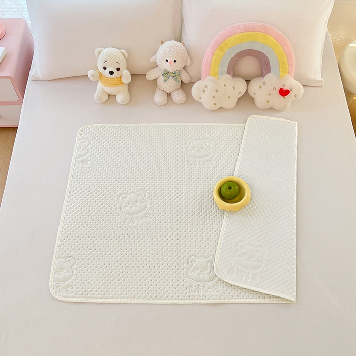 91家纺网 家纺一手货源 找家纺 缦纱 2025新款A防水隔尿垫-爱豆熊系列 爱豆熊隔尿垫-奶昔白