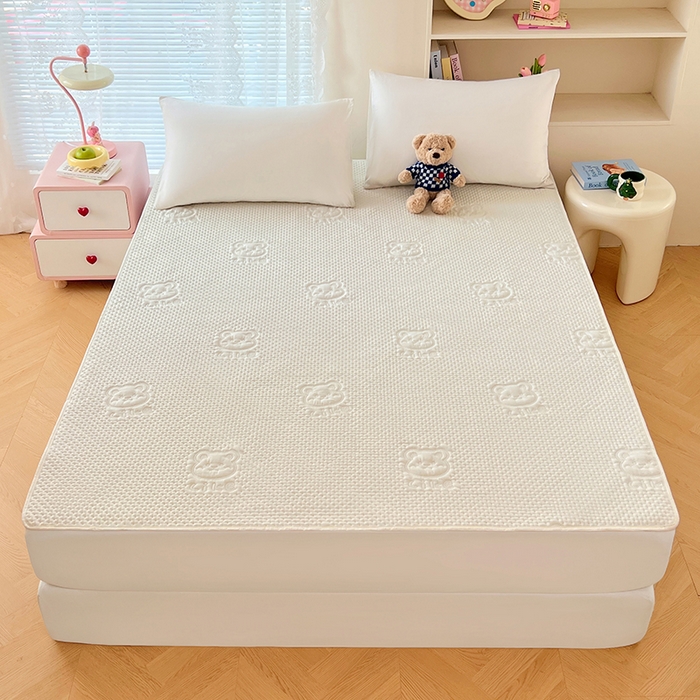 91家纺网 家纺一手货源 找家纺 缦纱 2025新款A防水隔尿垫-爱豆熊系列 爱豆熊隔尿垫-奶昔白