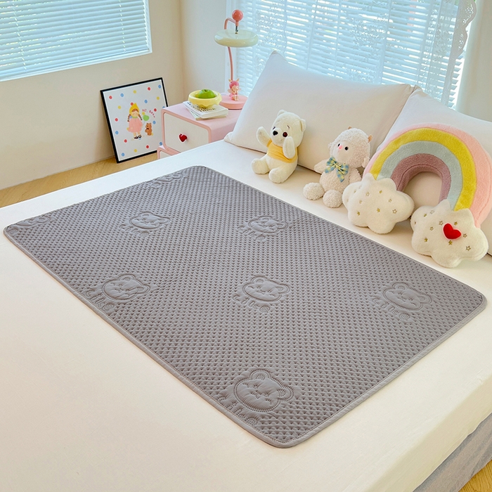 91家纺网 家纺一手货源 找家纺 缦纱 2025新款A防水隔尿垫-爱豆熊系列 爱豆熊隔尿垫-优雅灰