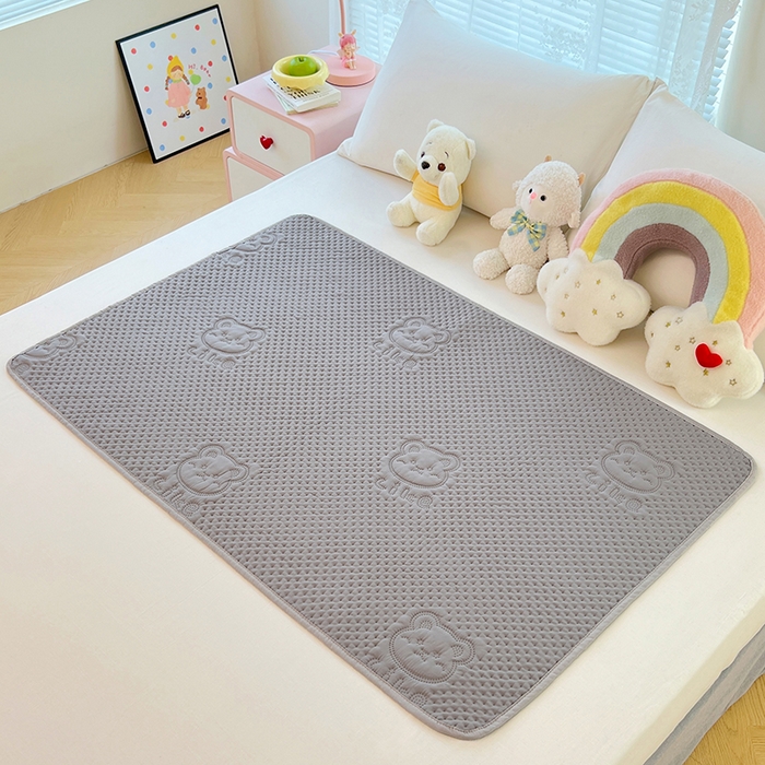 91家纺网 家纺一手货源 找家纺 缦纱 2025新款A防水隔尿垫-爱豆熊系列 爱豆熊隔尿垫-优雅灰