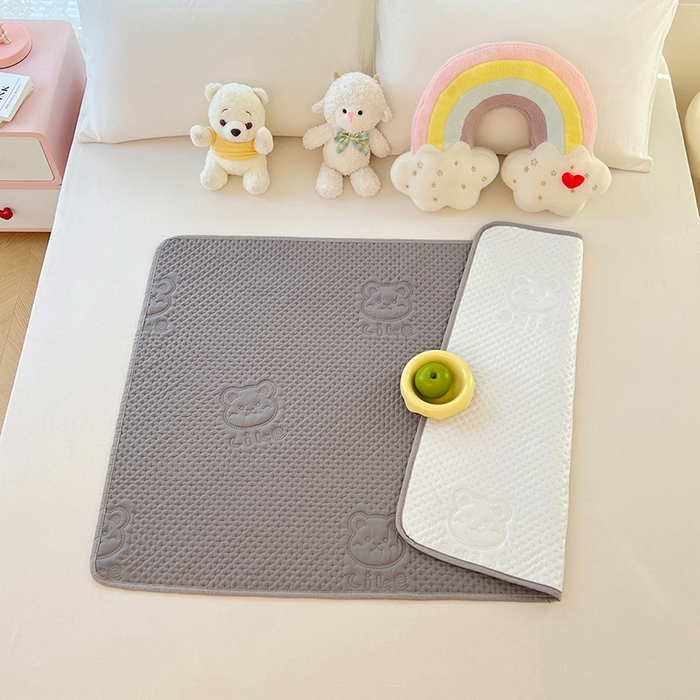 91家纺网 家纺一手货源 找家纺 缦纱 2025新款A防水隔尿垫-爱豆熊系列 爱豆熊隔尿垫-优雅灰
