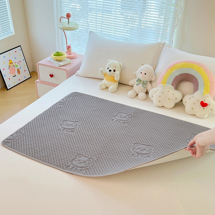 91家纺网 家纺一手货源 找家纺 缦纱 2025新款A防水隔尿垫-爱豆熊系列 爱豆熊隔尿垫-优雅灰