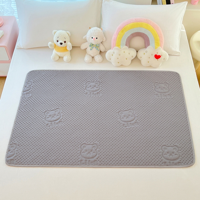 91家纺网 家纺一手货源 找家纺 缦纱 2025新款A防水隔尿垫-爱豆熊系列 爱豆熊隔尿垫-优雅灰
