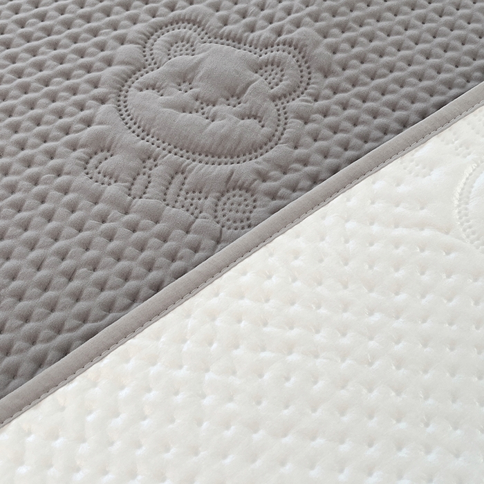 91家纺网 家纺一手货源 找家纺 缦纱 2025新款A防水隔尿垫-爱豆熊系列 爱豆熊隔尿垫-优雅灰