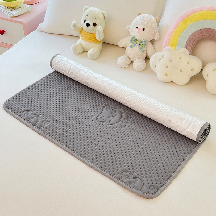 91家纺网 家纺一手货源 找家纺 缦纱 2025新款A防水隔尿垫-爱豆熊系列 爱豆熊隔尿垫-优雅灰